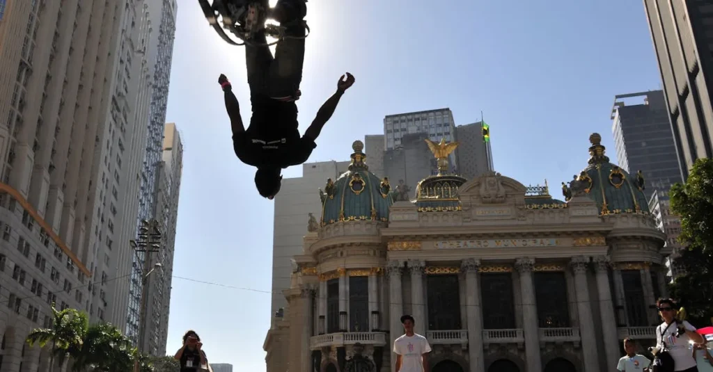 Lobo-guará é visto caminhando por ruas de Pompeia