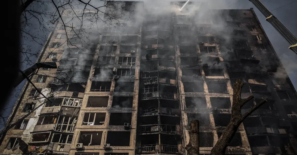 Incêndio destrói loja de pneus em Assis e mobiliza bombeiros