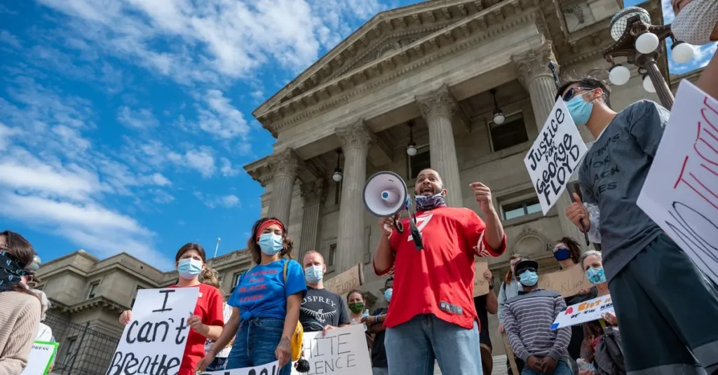Homem é indiciado por gesto racista contra moradora em Promissão (SP)